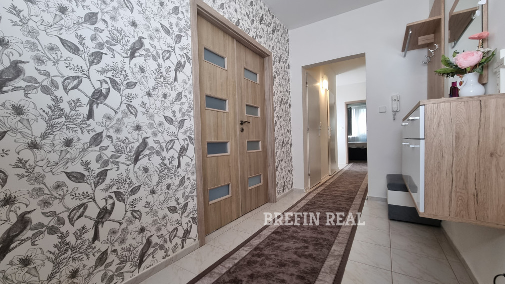 BREFIN REAL - REZERVOVANÉ - PEKNÝ, PRIESTRANNÝ, ZARIADENÝ 3i byt-72 m2 s LOGGIOU